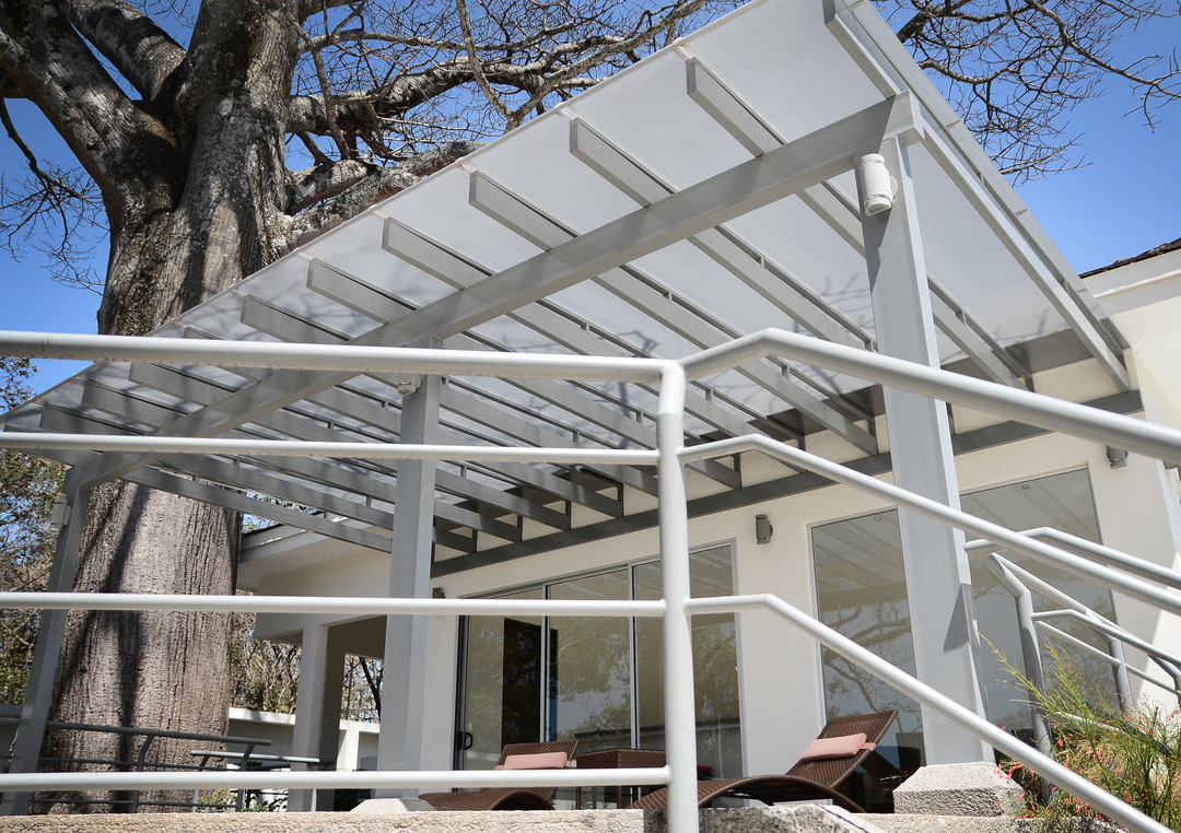 gyöngyház hővisszaverős polikarbonát előtető alumínium szerkezet